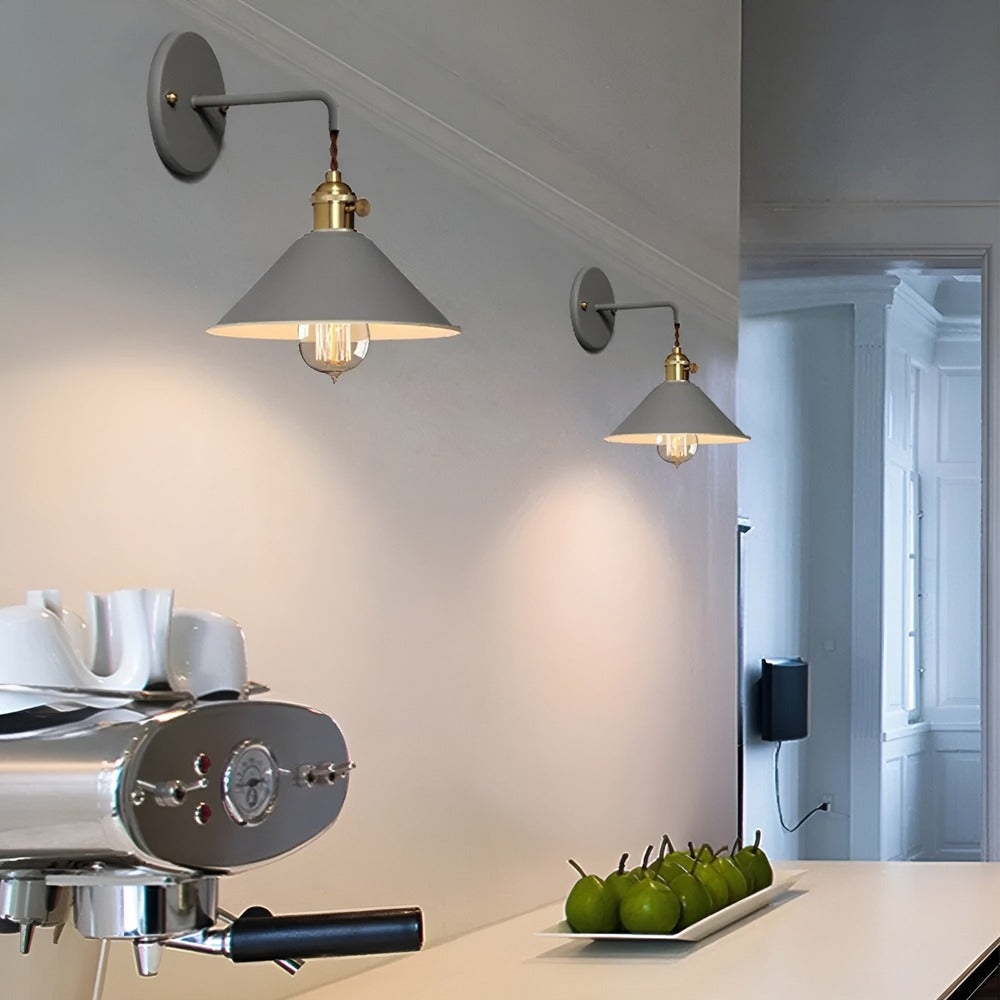 Vintage väggmonterad lampa i metall, en retro inredningsdetalj för modern heminredning.