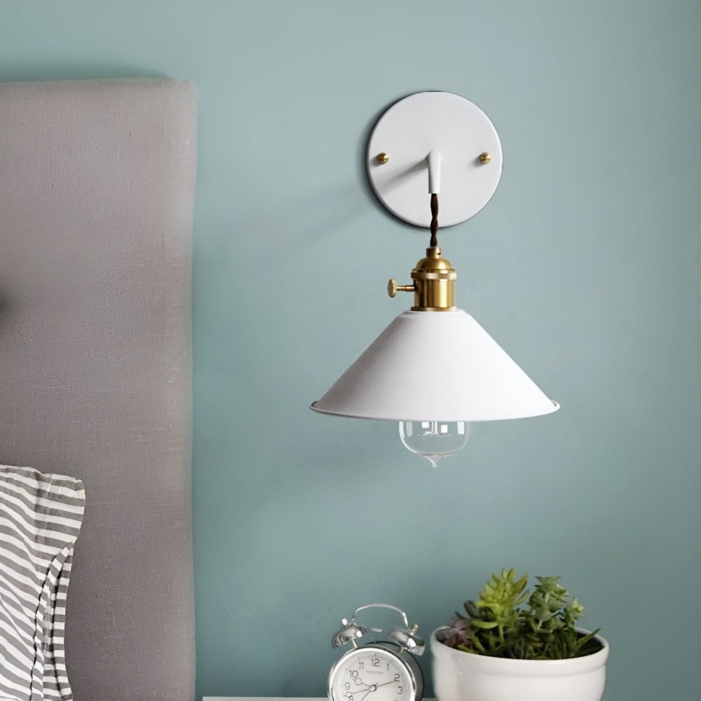 Elegant retro vägglampa av metall, dekorativ belysning som ger en tidlös vintage känsla.