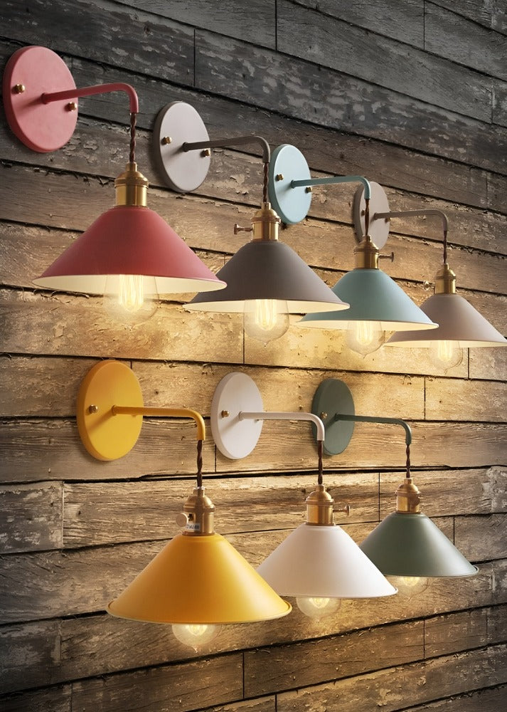 Klassisk retro vägglampa i metall, stilren heminredning som förhöjer alla rum.