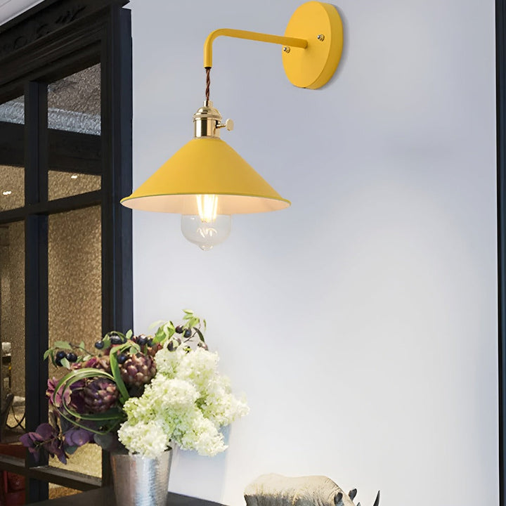 Retro metall vägglampa med vintage design, atmosfärskapande belysning för hemmet.
