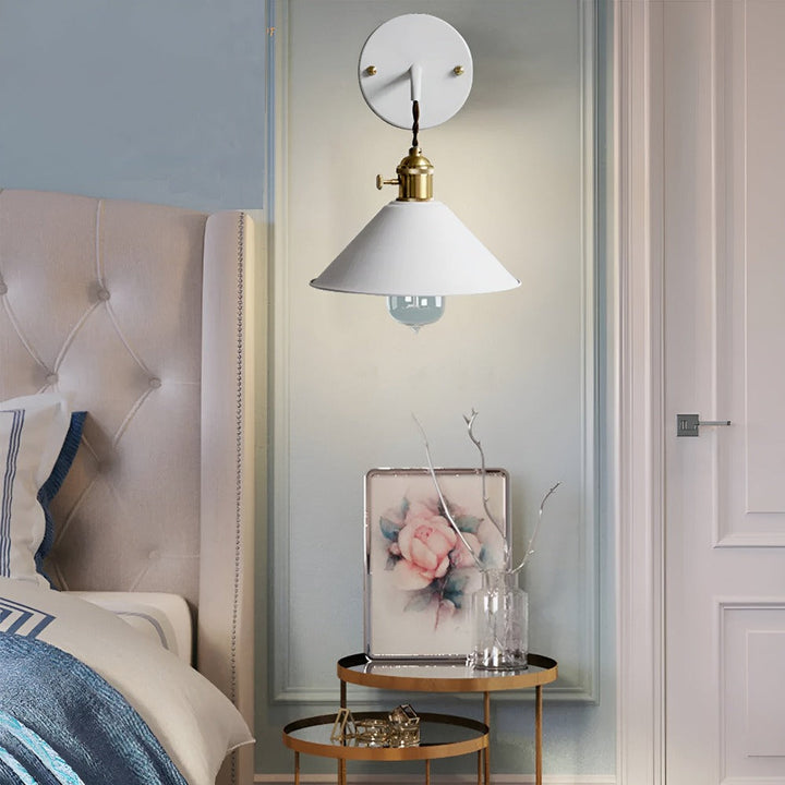 Modern retro vägglampa, metallkonstruktion, perfekt som väggmonterad belysning.