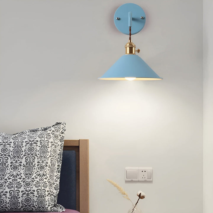 Industriell retro vägglampa i robust metall, funktionell belysning med karaktär.