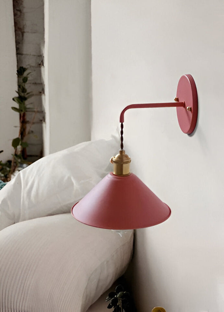 Dekorativ retro vägglampa, metallfinish, för en autentisk vintage känsla i hemmet.