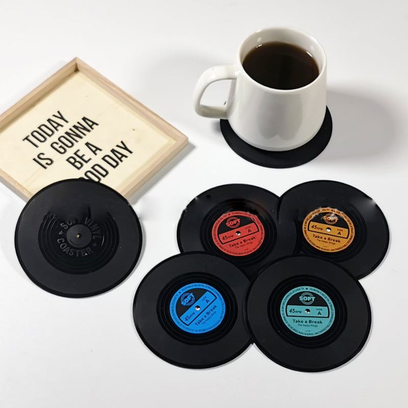 "Retro vinyl skivunderlägg i flera färger, dekorerar bord med musiktema, perfekt för musikälskare, 10,5 cm diameter."