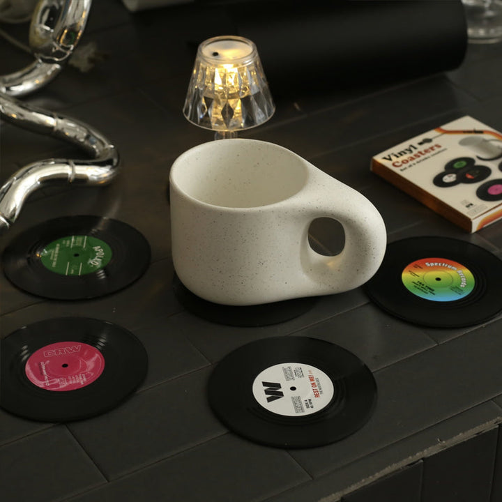 "Retro vinyl skivunderlägg i flera färger, dekorerar bord med musiktema, perfekt för musikälskare, 10,5 cm diameter."