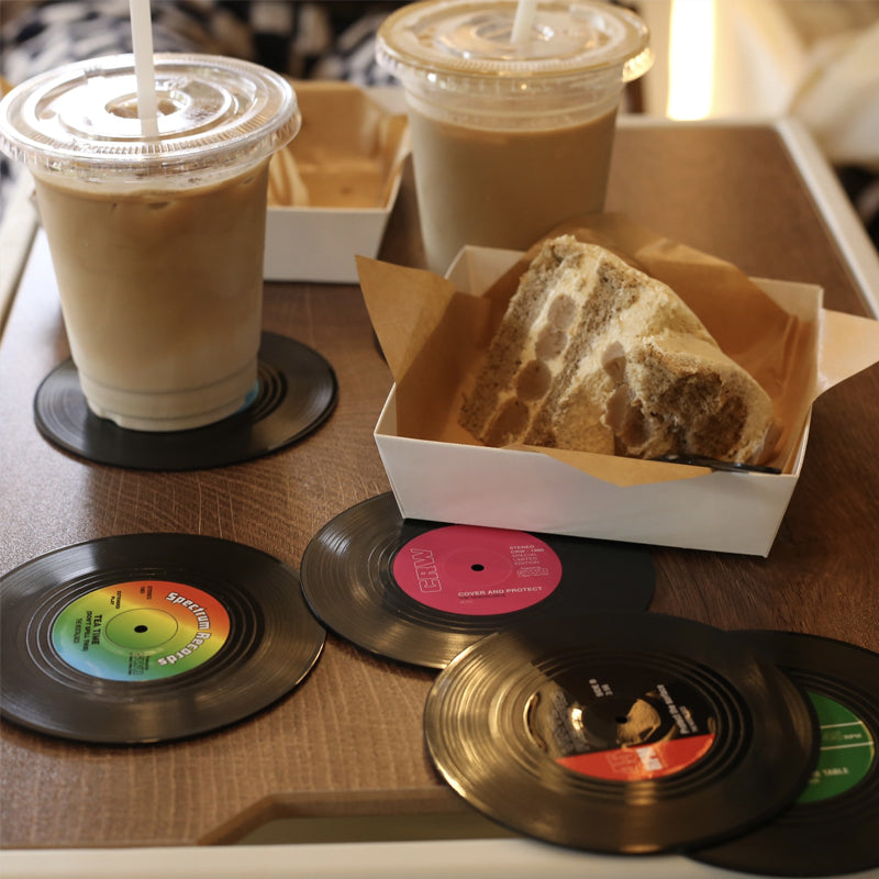 "Retro vinyl skivunderlägg i flera färger, dekorerar bord med musiktema, perfekt för musikälskare, 10,5 cm diameter."