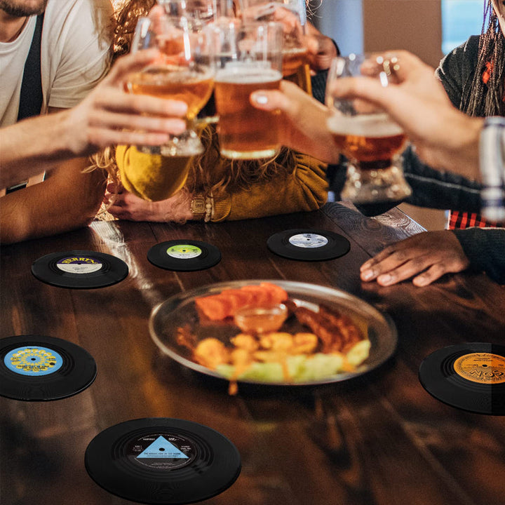 "Retro vinyl skivunderlägg i flera färger, dekorerar bord med musiktema, perfekt för musikälskare, 10,5 cm diameter."