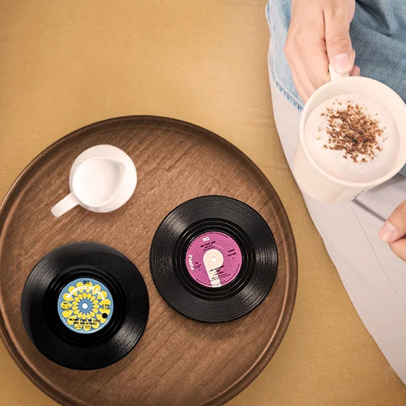 "Retro vinyl skivunderlägg i flera färger, dekorerar bord med musiktema, perfekt för musikälskare, 10,5 cm diameter."