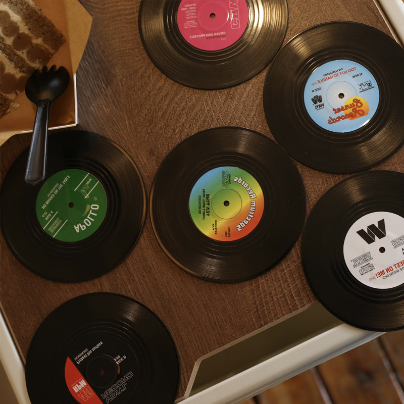 "Retro vinyl skivunderlägg i flera färger, dekorerar bord med musiktema, perfekt för musikälskare, 10,5 cm diameter."