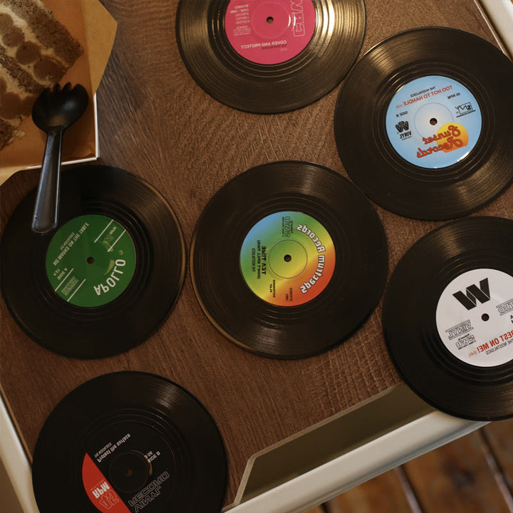 "Retro vinyl skivunderlägg i flera färger, dekorerar bord med musiktema, perfekt för musikälskare, 10,5 cm diameter."