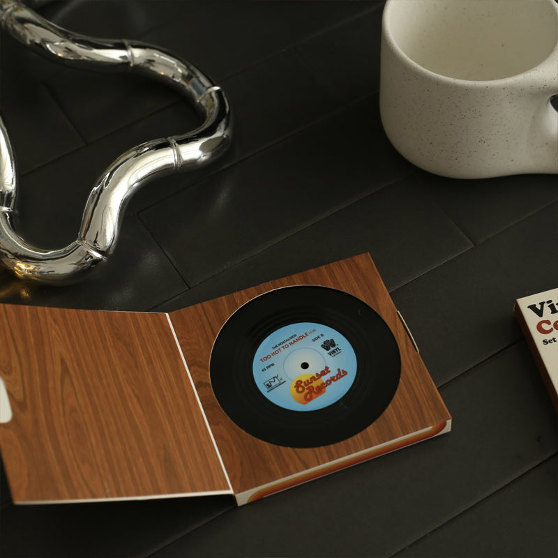 "Retro vinyl skivunderlägg i flera färger, dekorerar bord med musiktema, perfekt för musikälskare, 10,5 cm diameter."