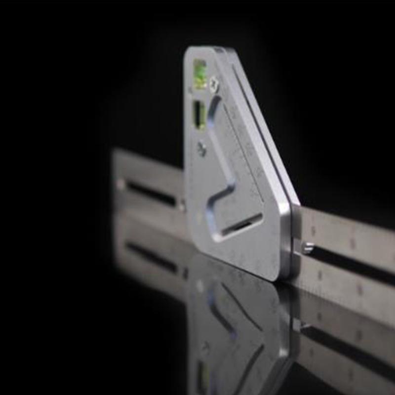 "Revolutionerande snickarverktyg i anodiserad aluminium för exakt mätning; kombinerar gradskiva och digital nivå."