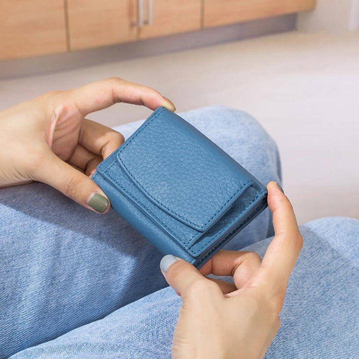 "RFID-skyddad mini plånbok i gult, blått, grönt, rosa, svart. Slimmad design, skyddar mot obehörig skanning."