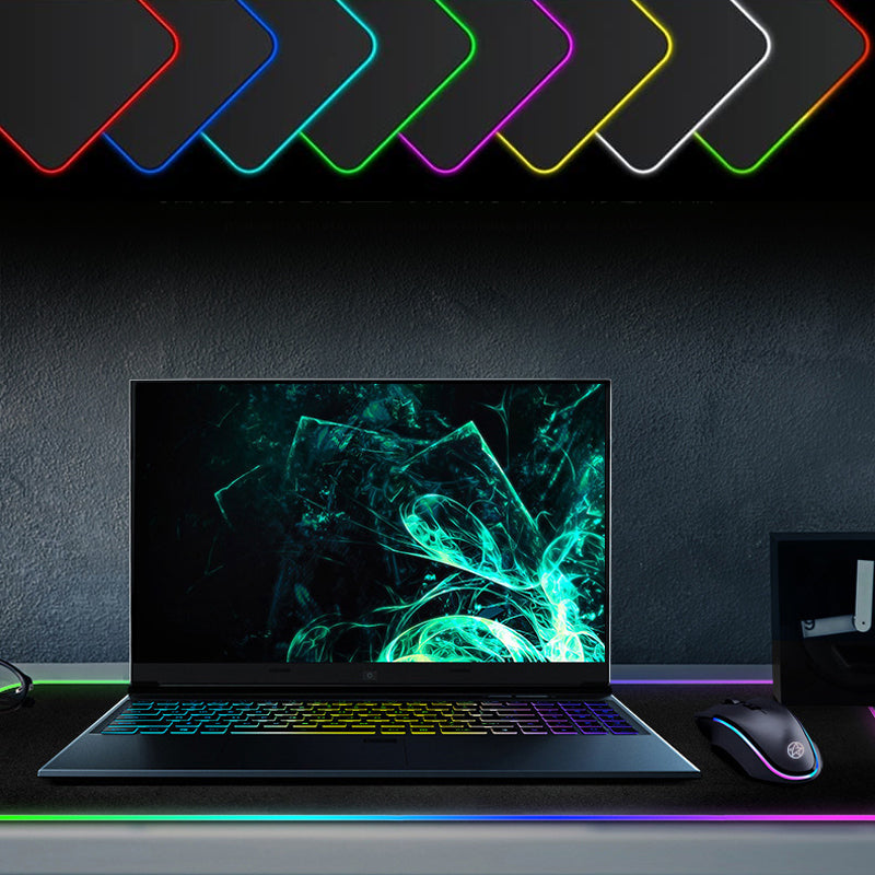 "RGB-musmatta för gaming med flerfärgat LED-ljus, sömlösa kanter, nonslip gummiunderlag och dynamiska ljuseffekter."