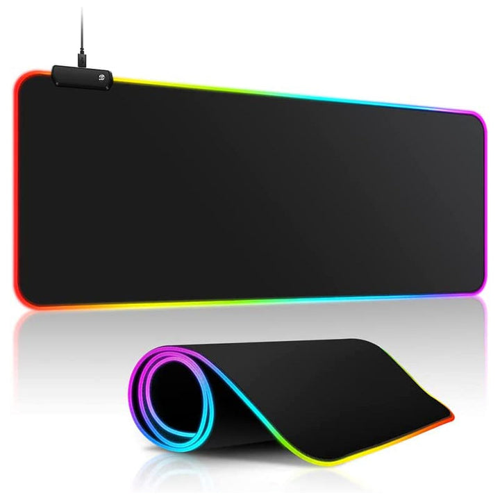 "RGB-musmatta för gaming med flerfärgat LED-ljus, sömlösa kanter, nonslip gummiunderlag och dynamiska ljuseffekter."