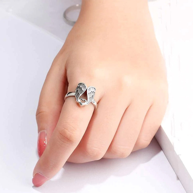 "Ring för kvinnor med detaljerad ängelvingar och hjärtdesign i mässing, elegant accessoar med subtil betydelse."