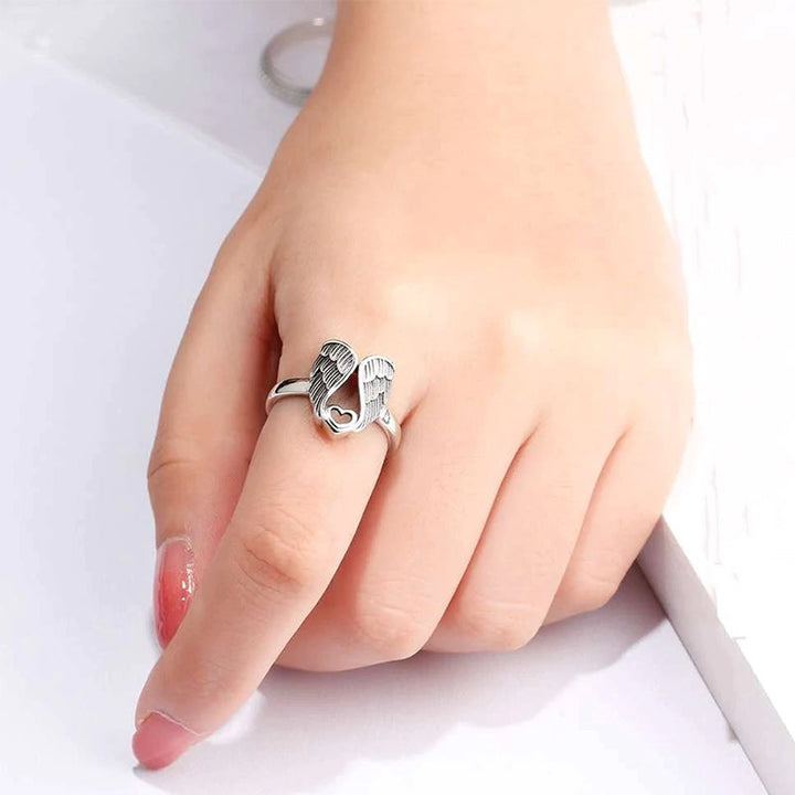 "Ring för kvinnor med detaljerad ängelvingar och hjärtdesign i mässing, elegant accessoar med subtil betydelse."
