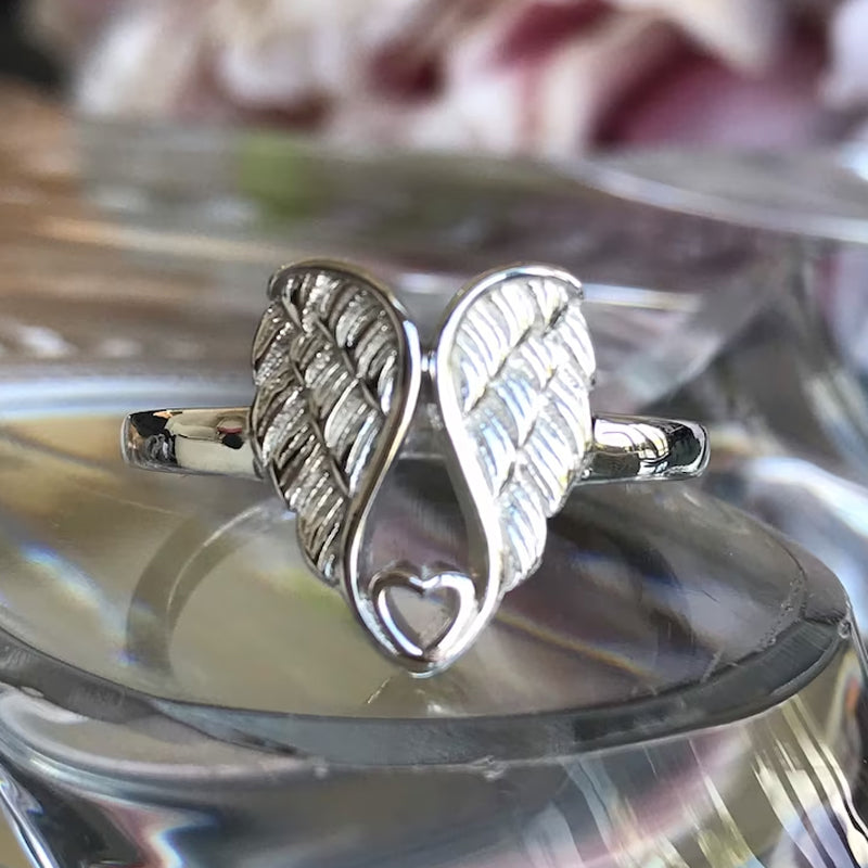 "Ring för kvinnor med detaljerad ängelvingar och hjärtdesign i mässing, elegant accessoar med subtil betydelse."