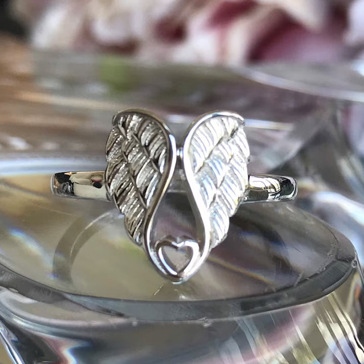 "Ring för kvinnor med detaljerad ängelvingar och hjärtdesign i mässing, elegant accessoar med subtil betydelse."