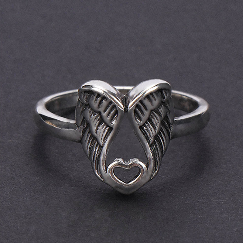"Ring för kvinnor med detaljerad ängelvingar och hjärtdesign i mässing, elegant accessoar med subtil betydelse."