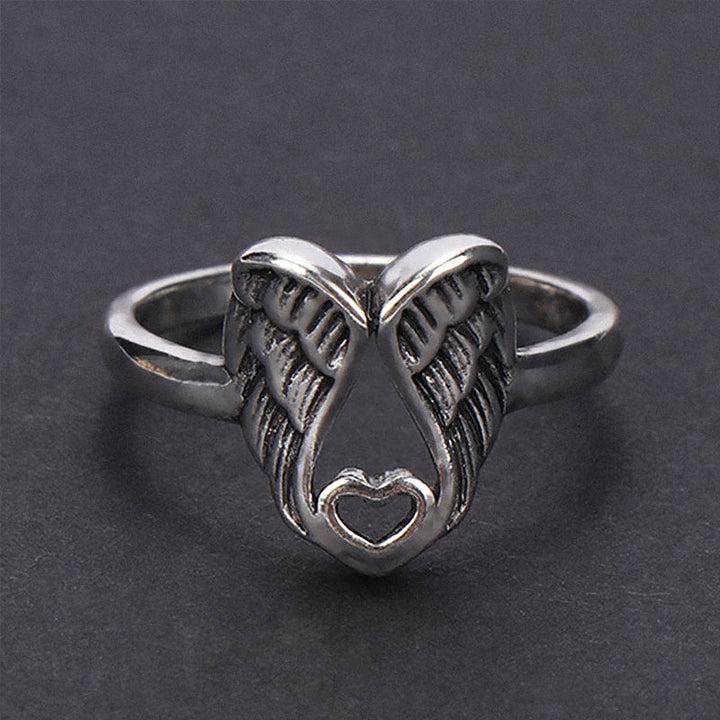 "Ring för kvinnor med detaljerad ängelvingar och hjärtdesign i mässing, elegant accessoar med subtil betydelse."