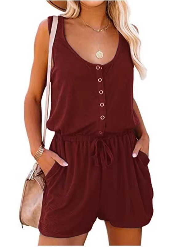 Kort ärmlös dam jumpsuit med snygg knappstängning och sköna shorts. En favorit för dammode i sommar.