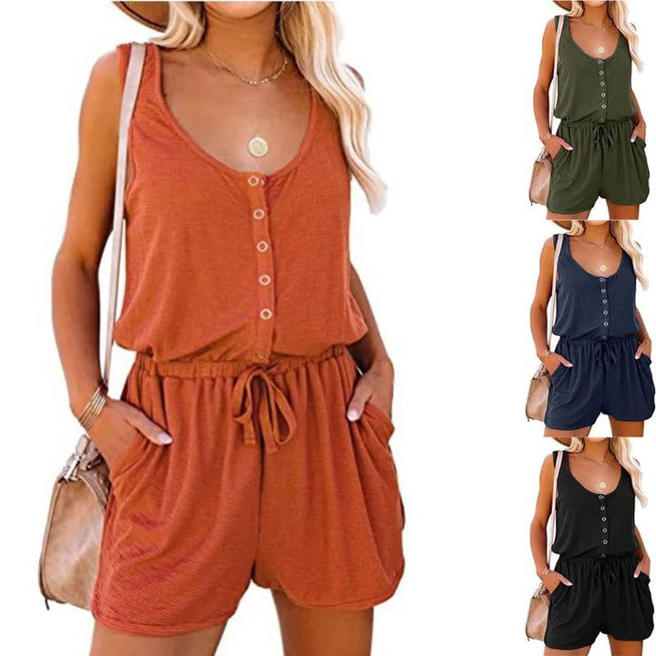 Bekväm och stilren kort dam jumpsuit, ärmlös, för en komplett sommaroutfit med shorts och knappar.