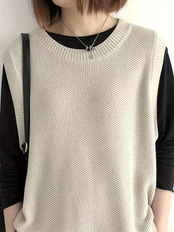 "Ärmlös mjuk damtröja med rund halsringning, beige färg, perfekt för stil och komfort, i mjukt bomullsmaterial."