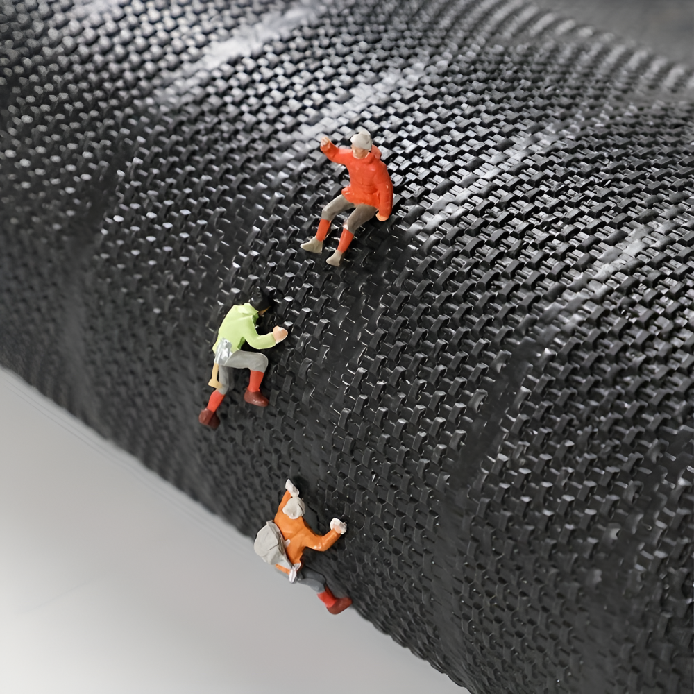 Slitstark dörrmatta av PVC/polypropen, designad för utomhusbruk vid ytterdörren, robust och lätt att rengöra.