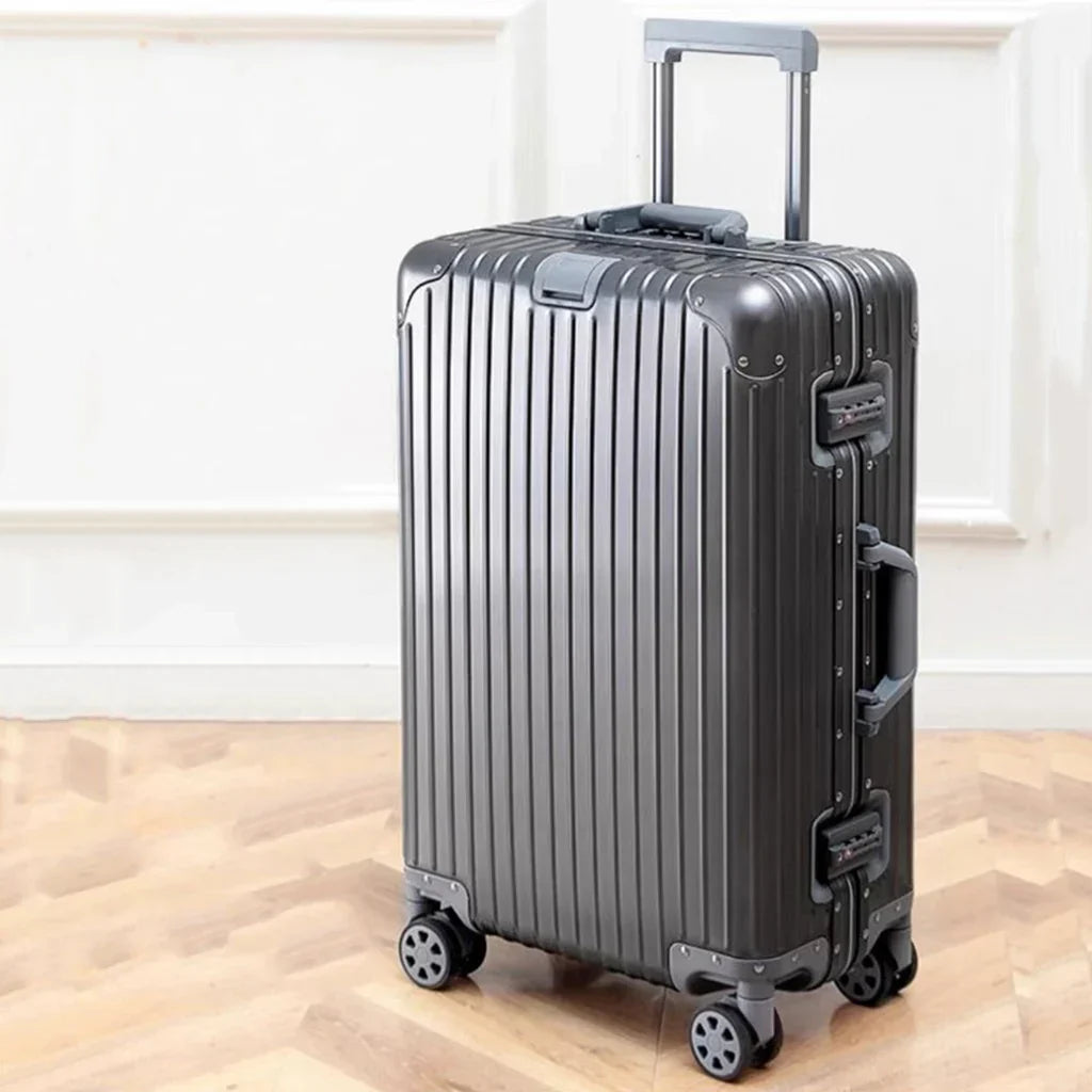 Robust hårdskalsresväska, elegant design. Säkrar ditt bagage på alla resor.
