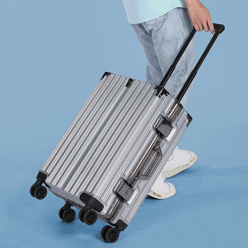 Elegant Reykjavik resväska med inbyggt kodlås och tysta hjul för smidig bagagetransport.