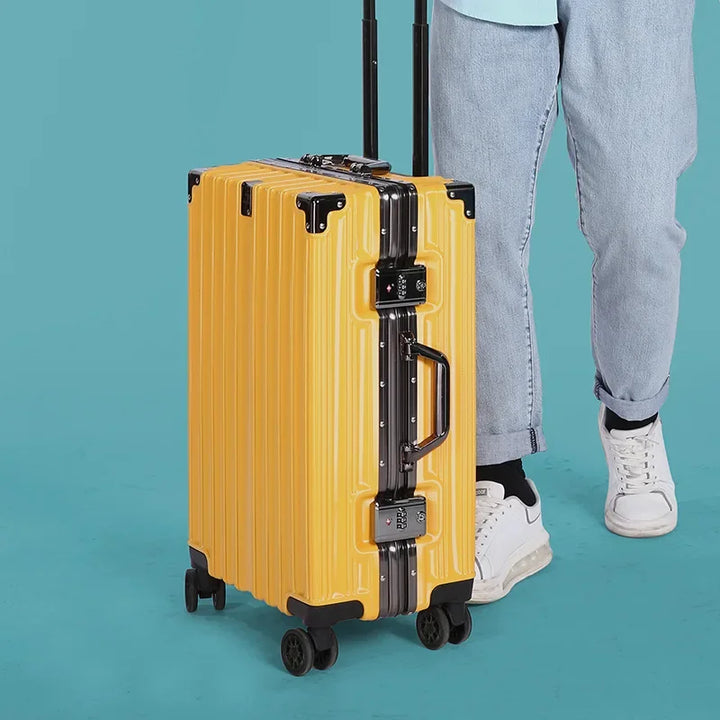 Organiserad insida av Reykjavik resväska, effektiv packning av resetillbehör för semester.