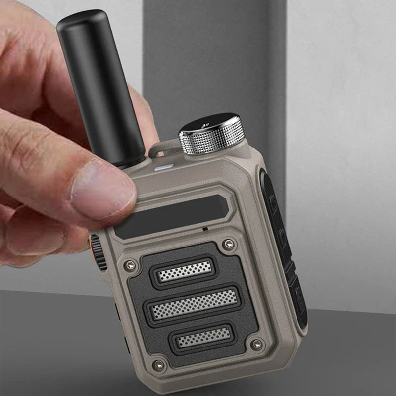 Robust StormTalk vattentät walkie-talkie för äventyr och utomhusbruk, med tydlig kommunikation.