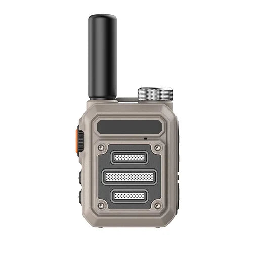 Ett par robusta StormTalk walkie-talkies i närbild, redo för utomhusäventyr och pålitlig kommunikation.