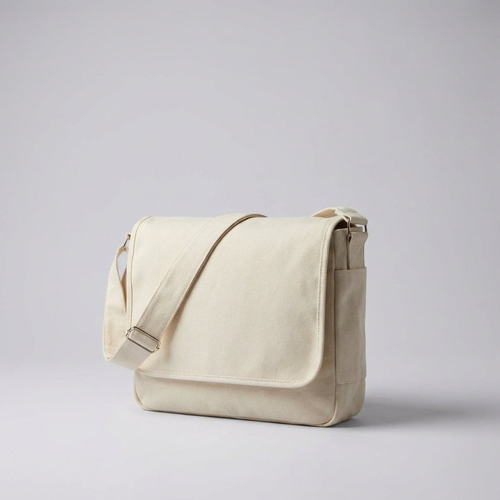 Stilren canvas messengerbag, unisex design för jobb och fritid. Rymlig och slitstark vardagsväska.