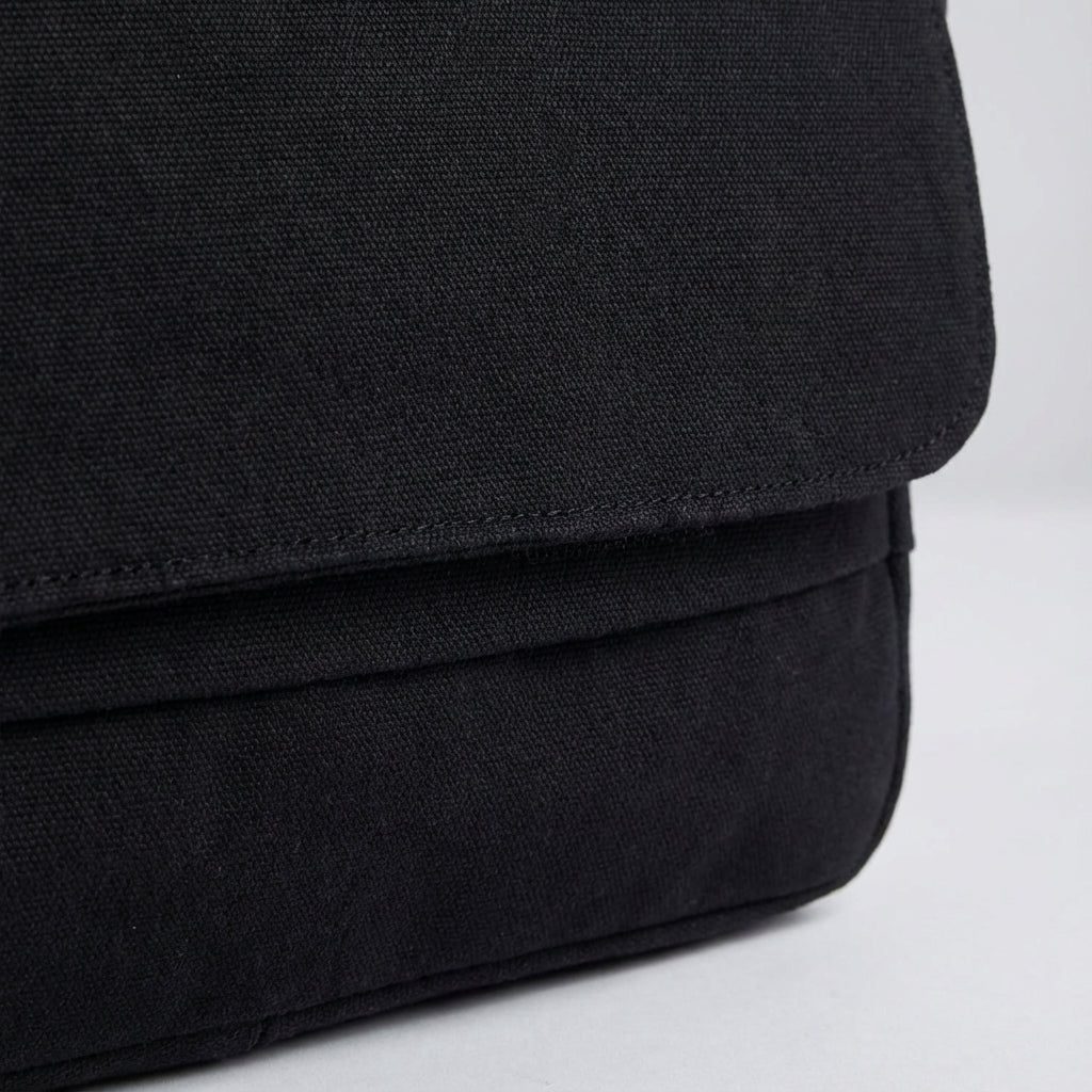 Slitstark canvasväska, perfekt som skolväska eller pendlarväska. Robust och rymlig unisex axelväska.