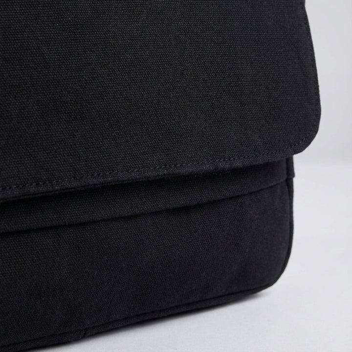 Slitstark canvasväska, perfekt som skolväska eller pendlarväska. Robust och rymlig unisex axelväska.
