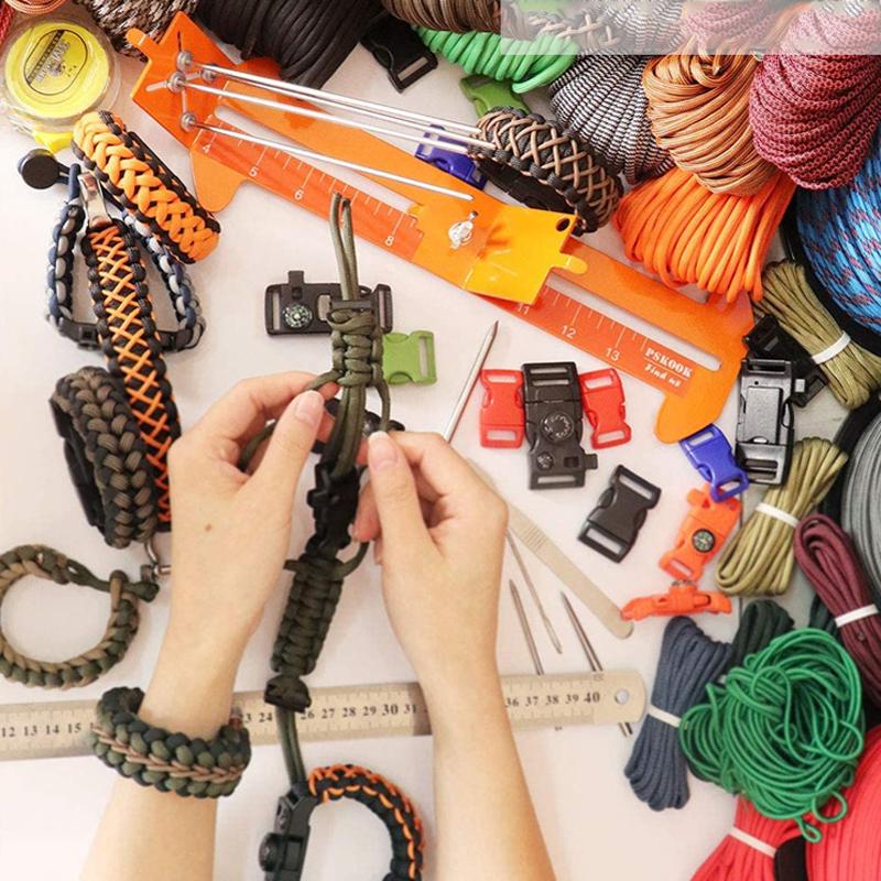 "Robust verktygssats för att skapa armband, inkluderar flera färgalternativ i gröna och orange toner för DIY-entusiaster."