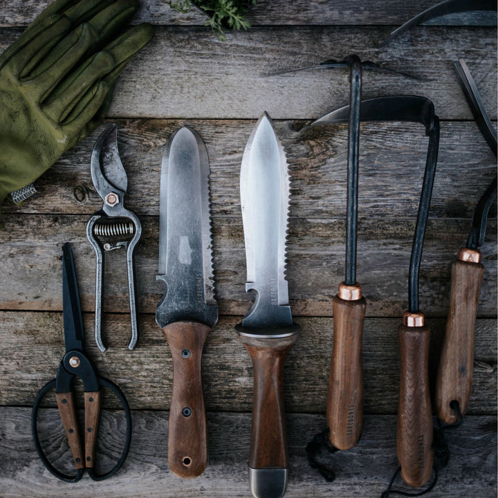 Den robusta överlevnadskniven vilar på en träyta, symboliserar styrka & beredskap för bushcraft & vandring.