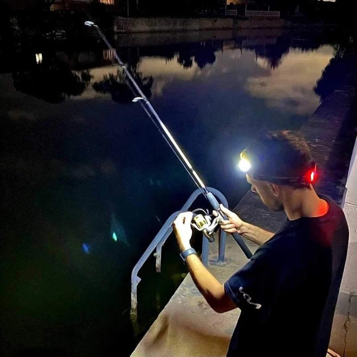 "Röd LED-pannlampa med 230° vidvinkelbelysning, vattentät, tre ljuslägen, idealisk för utomhusbruk och äventyr."