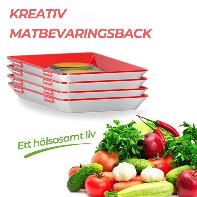 "Röd och vit matkonserveringsbricka med elastisk film, staplad för platsbesparing och matens färskhet i köket."
