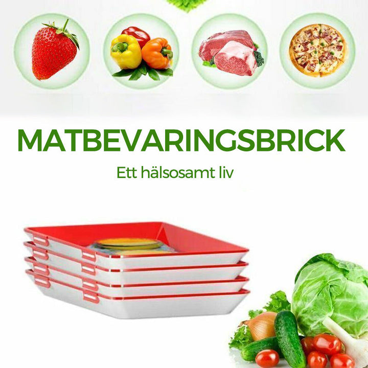"Röd och vit matkonserveringsbricka med elastisk film, staplad för platsbesparing och matens färskhet i köket."