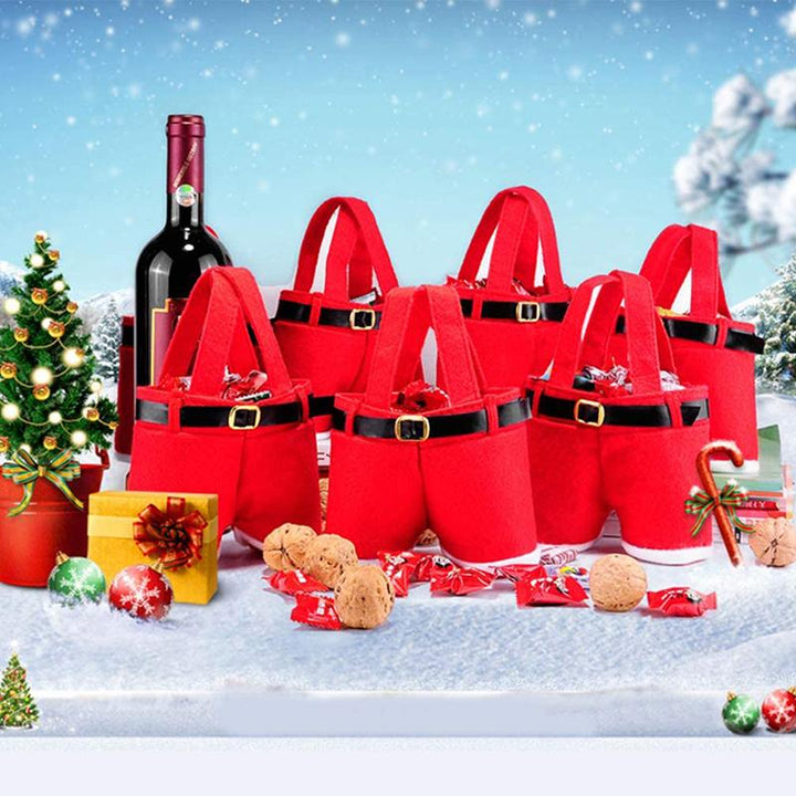 "Röd tomteluva presentpåse i klassisk stil med vit kant, idealisk för julgåvor och dekorativ användning."