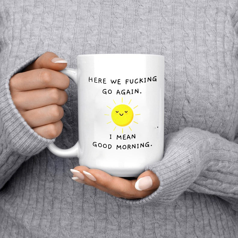 Rolig keramisk mugg med humoristiskt budskap, perfekt för kontoret. Iögonfallande design, idealisk för kaffe eller te.