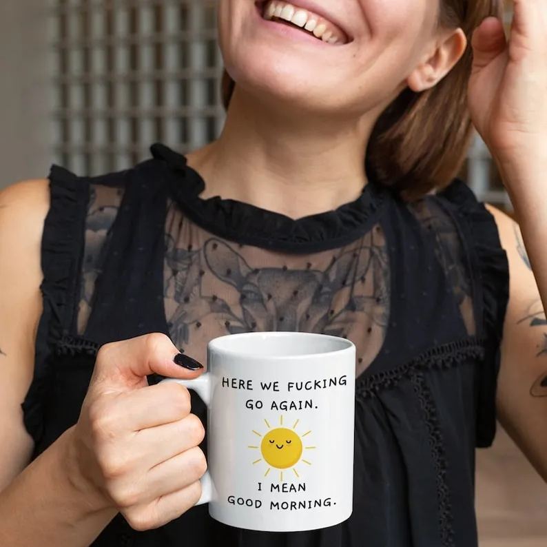 Rolig keramisk mugg med humoristiskt budskap, perfekt för kontoret. Iögonfallande design, idealisk för kaffe eller te.
