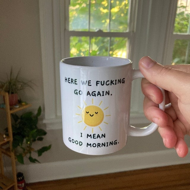 Rolig keramisk mugg med humoristiskt budskap, perfekt för kontoret. Iögonfallande design, idealisk för kaffe eller te.