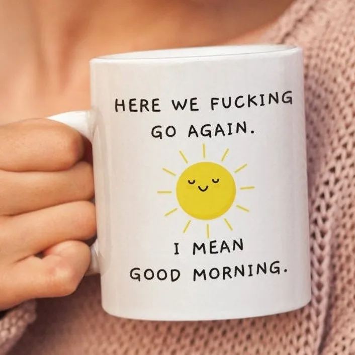 Rolig keramisk mugg med humoristiskt budskap, perfekt för kontoret. Iögonfallande design, idealisk för kaffe eller te.