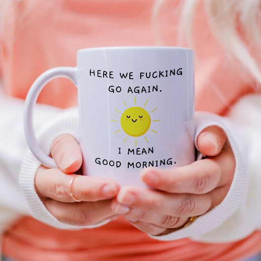 Rolig keramisk mugg med humoristiskt budskap, perfekt för kontoret. Iögonfallande design, idealisk för kaffe eller te.