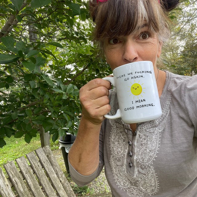 Rolig keramisk mugg med humoristiskt budskap, perfekt för kontoret. Iögonfallande design, idealisk för kaffe eller te.