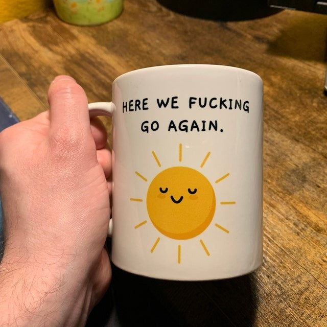 Rolig keramisk mugg med humoristiskt budskap, perfekt för kontoret. Iögonfallande design, idealisk för kaffe eller te.